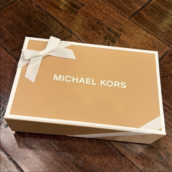 New Michael Kors small Gift Box - Picture 2 of 7